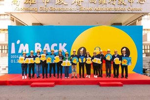 黃色小鴨重磅重返高雄。(圖／高雄市政府)