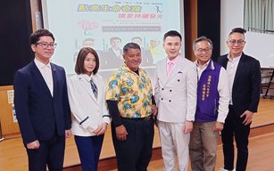 與會講師們合影。（左一，築間公關經理高林禎、左二，築間董事長室資深經理林雪琪、左三，迪秧教練、右一，李奧講師、右二，聲暉協進會理事長姚中偉、右三，執行長林裕峰）。（新唐人拍攝）