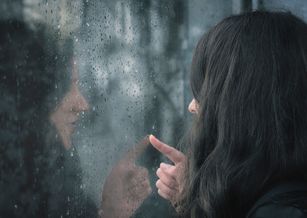 冬天氣溫低、陰雨時，心情就莫名地容易低潮、負面，凡事提不起勁，較容易引發季節型憂鬱症。（嘉義基督教醫院提供）