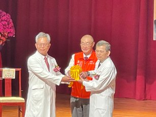 高雄榮總新任院長陳金順交接佈達典禮，由國軍退除役官兵輔導委員會會馮主任委員世寬親自主持監交。（高雄榮民總醫院提供）