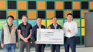 陳文忠議員（左3）和公司總經理李豪、特助陳琬媖，一同捐贈學童獎助金362,000元。（嘉義家扶中心提供）