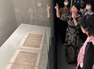 1_策展人國立故宮博物院書畫文獻處鄭淑方助理研究員，展廳導覽翰墨空間-情為何物主題展。（故宮南院提供）