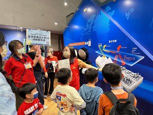 導覽以台語解說氣候變遷展示廳（高雄國立科學工藝博物館提供）