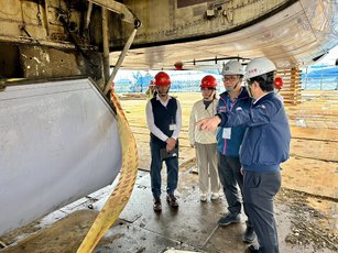 華航於本月21日發生勞工遭起落架夾死重大職業災害的憾事，今（23）日勞動局長李賢祥親自率隊進行深入調查及了解案發經過。（桃園市勞動檢查處提供）