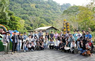 宮崎大學訪團與日本5校參加嘉大春季課程學員參觀逐鹿部落文創園區。（嘉義大學提供）