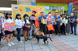 「為毛孩子找個家」在家樂福成功店開跑。(圖／葉子棻)
