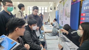 2024年3月13日，國立澎湖科技大學舉辦校園徵才博覽會，吸引不少即將畢業的學生參與。（新唐人）