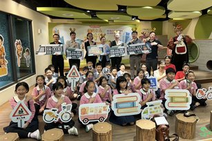 內政部國土管理署、高雄市政府交通局、文化局攜手執行「閱讀交通共好行」系列活動。（新唐人 李涓榕拍攝）