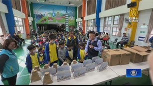 企業家招待國小師生吃漢堡大餐 提前過兒童節