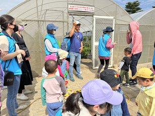 2024年3月28日，澎湖縣湖西鄉立幼兒園舉辦食農教育活動，邀請湖東村長許政忠分享農耕事務。(圖/湖西鄉公所提供)