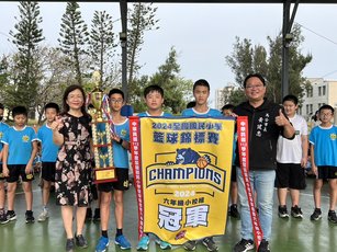 2024年3月29日，澎湖縣馬公市長黃健忠赴中山國小祝賀兒童節，同時表揚該校籃球隊榮獲「2024全國國民小學籃球錦標賽」六年級小校組冠軍。(圖/馬公市公所提供)