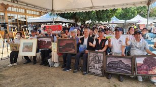 2024年4月21日，澎湖縣政府文化局在篤行十村沿菊書局廣場舉辦「重要聚落建築群望安花宅歷史生活展示計畫」 啟動記者會。（新唐人）