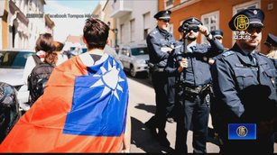 中共黨魁在匈牙利遭抗議 民眾披台國旗發聲