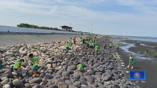 另類戶外教學 彰化近200位師生家長濕地淨灘