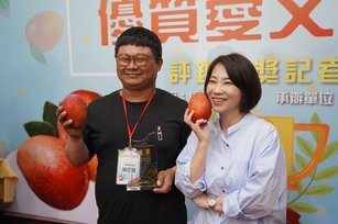 2024年屏東縣優質愛文芒果評鑑，冠軍為枋寮地區農會林仕維（左）。