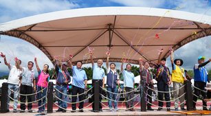 2024年6月1日，台東「池上划很大」竹筏季在大坡池登場，池上鄉長林建宏與貴賓一起為比賽開幕。（圖／池上鄉公所提供）