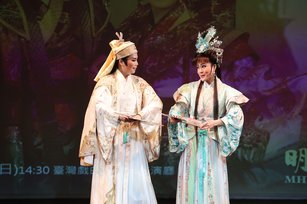 明華園黃字戲劇團當家小生翁妙嬅與明華園戲劇總團當家花旦陳昭婷演出《真假皇后》精彩片段。（國立傳統藝術中心提供）