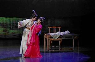 張孟逸飾演安雪娘（右）、江亭瑩飾演崇親王（左）（國立傳統藝術中心提供）