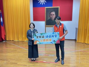 縣長周春米於頒獎中表揚連續服務滿30年15人及服務滿40年1人，以感謝同仁長期對屏東治安付出和努力，深耕屏東。（屏東縣政府警察局提供）