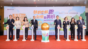 為宣傳今年的路跑活動，6月12日於財政部舉辦統一發票盃路跑活動記者會。（財政部北區國稅局提供）