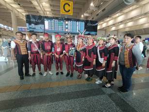 獅子鄉長朱宏思率團隊遠赴北歐瑞典為排灣族 50 餘件特定藏品返鄉之路調研（獅子鄉公所提供）
