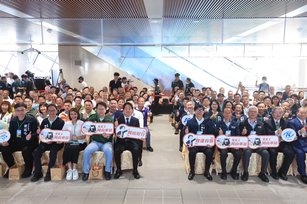 高雄捷運紅線RK1岡山車站今起正式試營運，陳其邁陪同總統賴清德與高雄在地8位立法委員參與啟動典禮，宣布起至8月31日試營運期間，捷運岡山高醫站至岡山車站路段免費搭乘。 （高雄市政府提供）