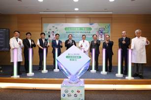 童綜合醫院副院長吳肇鑫(左起)、LINE台灣分公司資深總監吳元豪、台中市衛生局長曾梓展、立委鍾佳濱、越南台商總會長蔡文瑞、童綜合醫院總院長童敏哲、健保署副署長龐ㄧ鳴、衛福部「新南向台商醫療照護網」研究及建構計畫共同主持人林鼎淯醫師、中華電信副總經理梁冠雄，童綜合醫院研發創新中心院長歐宴泉等貴賓出席啟動儀式（童綜合醫院提供）