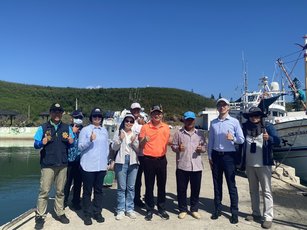 澎湖科技大學校長黃有評（右4）和與會貴賓準備搭船出海現場訪視。（圖／澎湖科技大學提供）