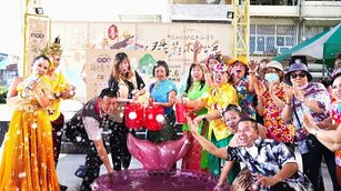 屏東新住民市集，讓民眾體驗「泰國潑水節」文化饗宴。（潮州鎮公所提供）