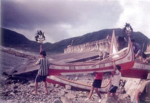 達悟族飛魚祭-出海補飛魚（蘭恩文教基金會提供）