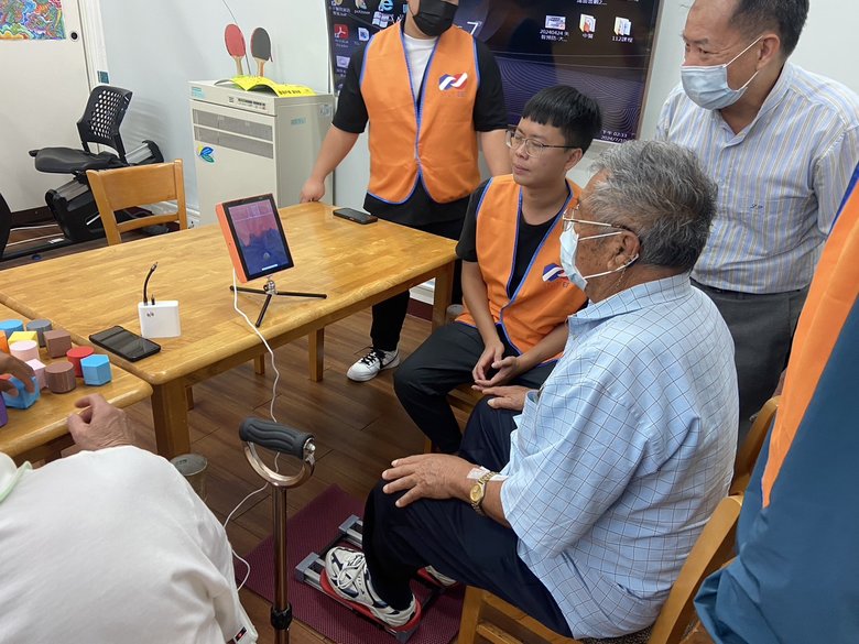 日照中心長輩使用「手腳肌力訓練遊戲」(朴子醫院提供)