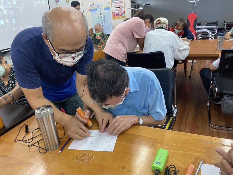 長榮大學王献章老師指導日照中心長輩「雷雕手作 DIY 壓克力吊飾」(朴子醫院提供)