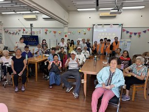 南台科大師生與朴醫日照中心長輩合影（朴子醫院提供）