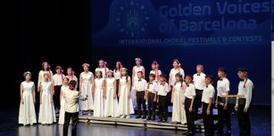 高雄市兒童合唱團西班牙巴塞隆納比賽現場演唱的「好山好水是阮兜」，這首歌是在表達高雄的美。（高雄市教育局提供）