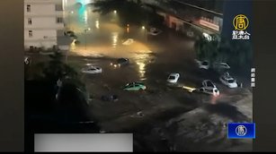 山洪暴發 陜西古鎮被淹 人車遭沖走