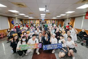 市長陳其邁（前排中）與出席慰訪公益活動的主持人胡瓜（前排左三）。（高雄流行音樂中心提供）