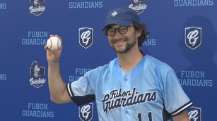 好萊塢巨星喬瑟夫•高登•李維新莊棒球場開球