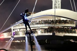 高雄海洋派對壓軸登場 法國水上飛板秀。(圖／高雄市政府)