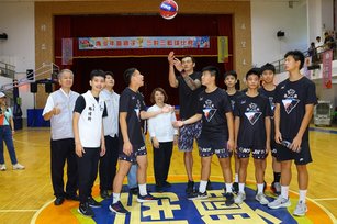 三對三籃球賽 黃敏惠與球星吳岱豪為賽事開球（嘉義市政府提供）