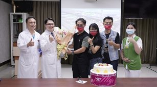 呂先生今天(9:2)回診，醫院特地準備了一個象徵重生的蛋糕，為呂先生舉行了簡單而溫馨的慶祝儀式。（彰濱秀傳醫院提供）