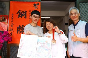 蕭翔文選手與市長分享奪牌喜悅(嘉義市政府提供)