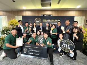 農業部農村水保署長李鎮洋與本市府農業局長張清榮、主秘方啟峰及受獎單位糖廠社區、新發社區合影（高雄市農業局提供）