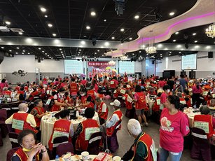 辦桌宴請華山基金會受照顧長者（圖/葉錫鴻）