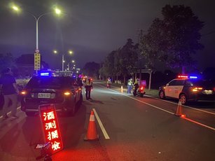員警執行夜間酒測勤務。（民雄分局提供）