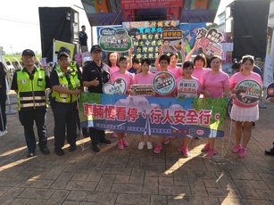 嘉義縣民雄鄉體育會舉辦「台灣酵素村健走趣」，警方協助交安並結合交通安全宣導 。（民雄分局提供）