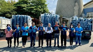 社頭鄉長蕭浚二（中）鑑於鄉民都以塑膠袋收集熟廚餘，間接造成垃圾量增加，且不符合環保政策，鄉公所特別訂購7公升的熟廚餘桶，分送至各家戶。（彰化縣社頭鄉公所提供）