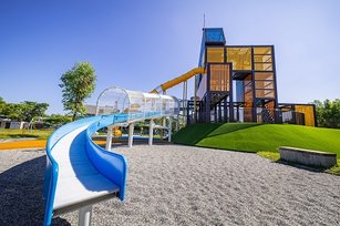 草屯酷比親子運動公園高三層樓的大型貨櫃疊疊樂溜滑梯。（南投縣政府提供）