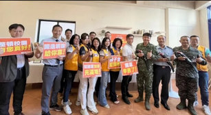 屏東縣立委鍾佳濱號召屏東企業捐贈鋼鋸與加菜金，感謝國軍投入山陀兒颱風救災。（圖／鍾佳濱）