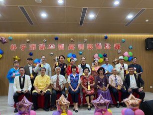 朴子市長吳品叡與參加長青歌唱比賽的選手合影。（朴子市公所提供）
