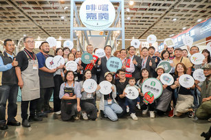 2024國際茶葉咖啡博覽會登場，翁章梁行銷嘉義高山茶與精品咖啡。（嘉義縣政府提供）